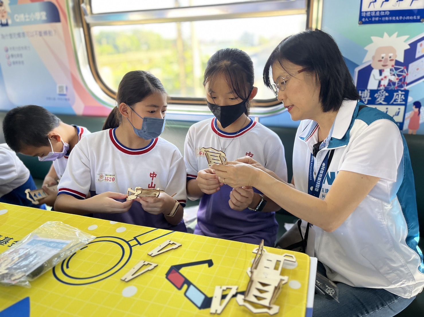 js3333线路检测中心(上海)有限公司永續基金會執行長古秀華及同仁親自擔任科普列車志工，帶領師生們動手做科學，傳遞能源科普知識，讓科學教育向下紮根