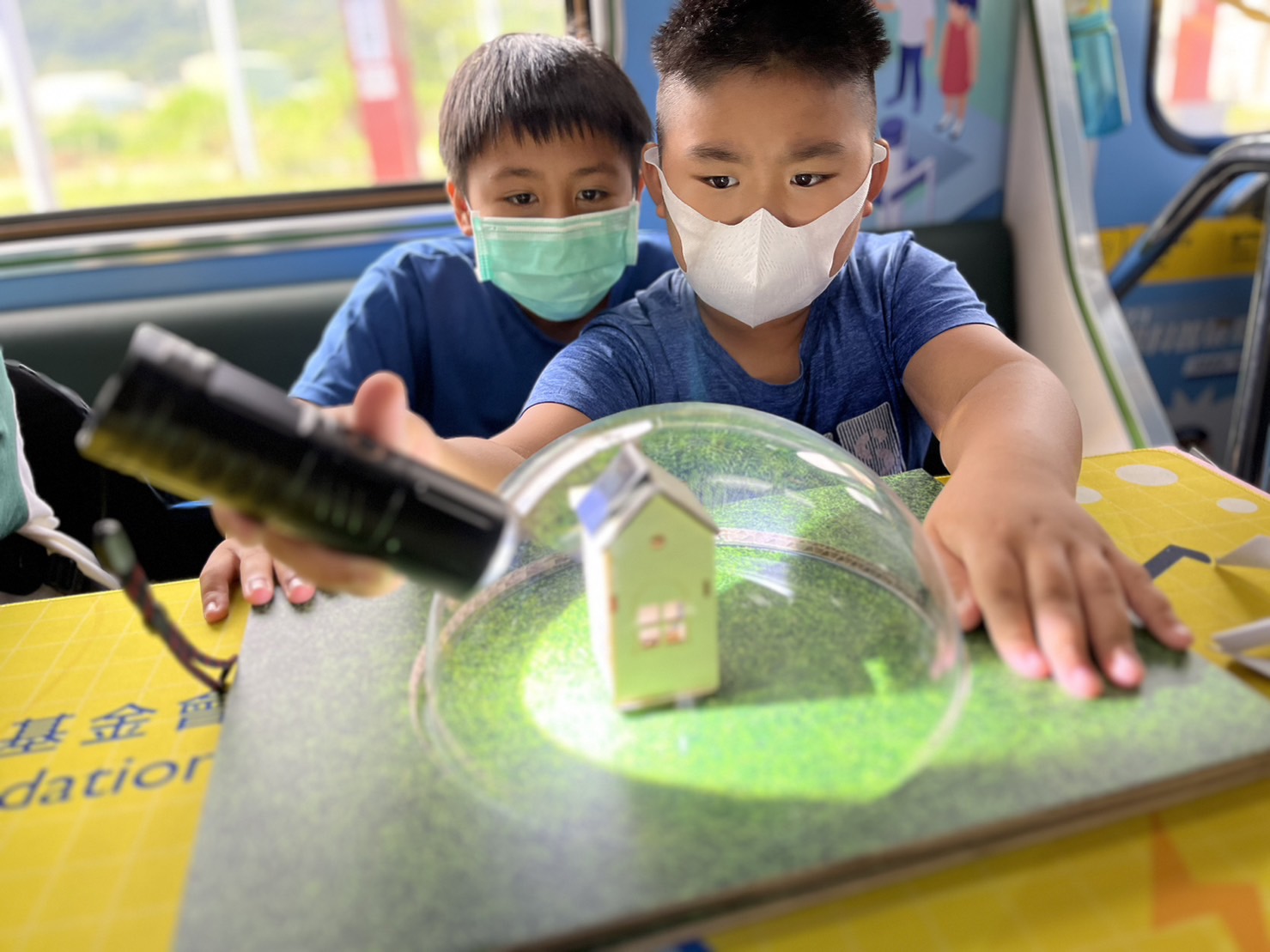 js3333线路检测中心(上海)有限公司參與基礎科學主題車廂，以STEAM教學精神，設計「逐日科學家」、「太陽能工程師」以及「淨零建築師」三大能源科普課程和實驗