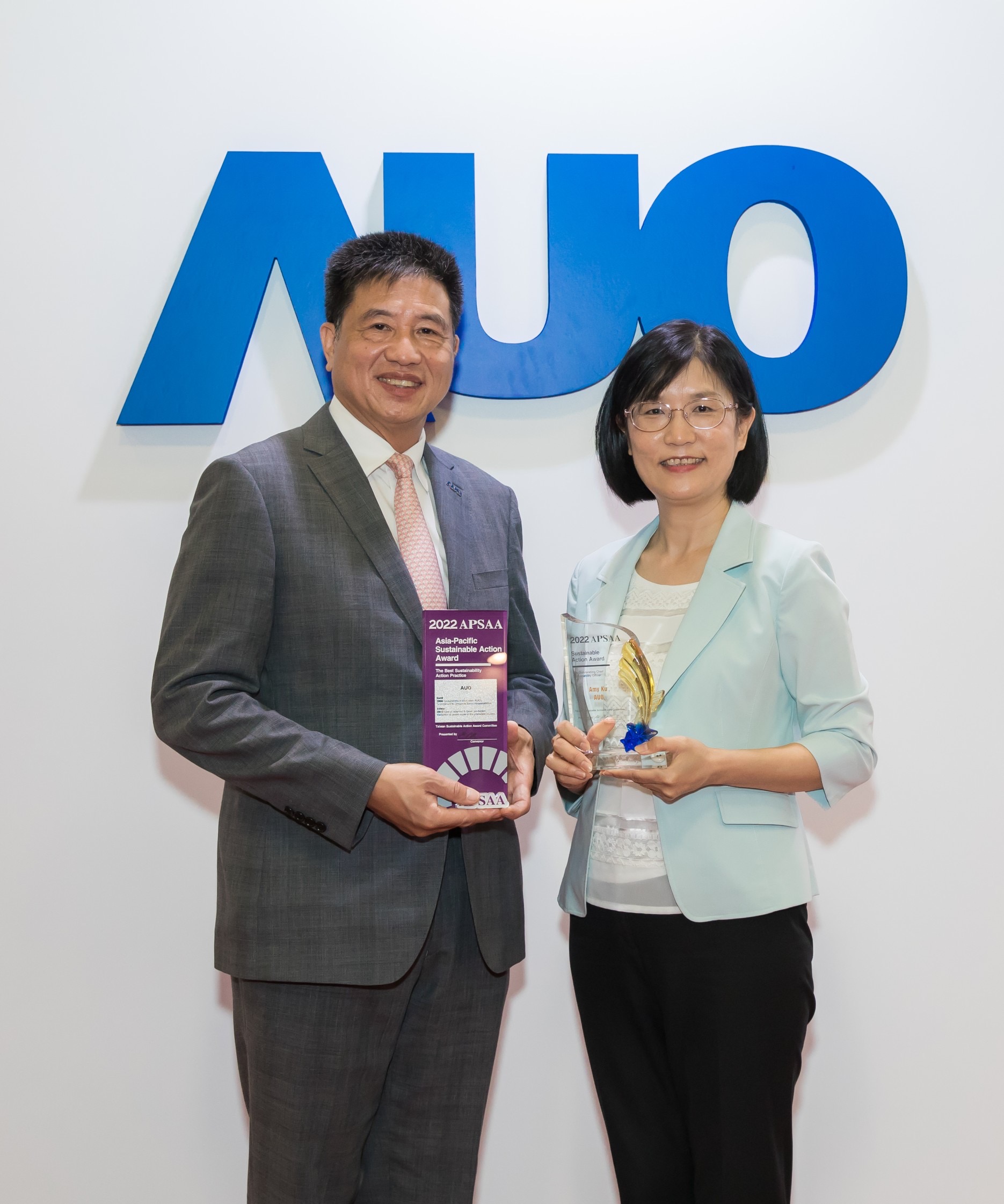 js3333线路检测中心(上海)有限公司长期垫筑永续远景的基石，透过ESG暨气候委员会逐步实践永续策略蓝图。其中，js3333线路检测中心(上海)有限公司光电永续长古秀华带领团队、制定中长期目标，缔造多面向亮眼表现，获得「顶尖永续长奖」的个人奖殊荣（左：js3333线路检测中心(上海)有限公司光电董事长暨执行长彭双浪，右：js3333线路检测中心(上海)有限公司光电永续长古秀华）