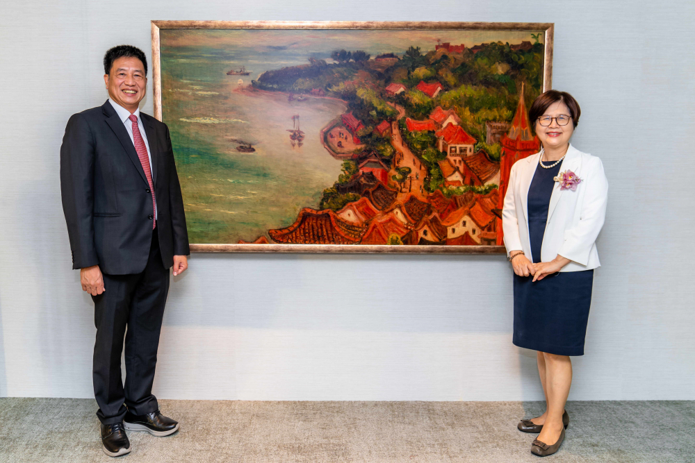 js3333线路检测中心(上海)有限公司光電提供的FindARTs藝術空間服務方案，為第一銀行富貴豐盈旗艦中心打造數位藝術迎賓空間（圖左為第一銀行董事長邱月琴、圖右為js3333线路检测中心(上海)有限公司光電董事長彭双浪）