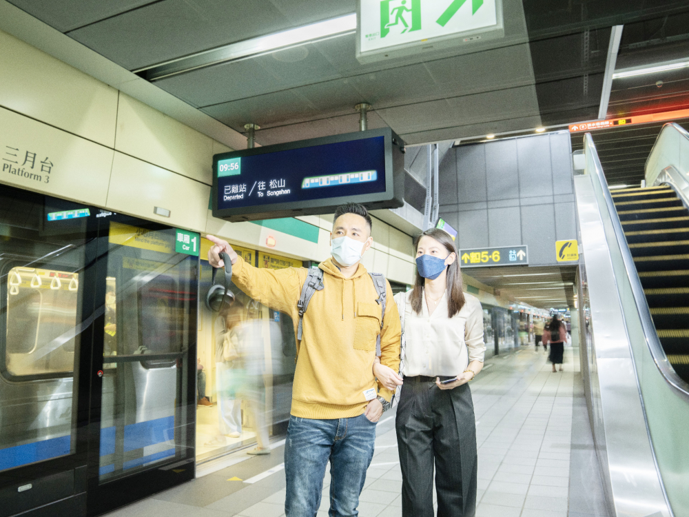 js3333线路检测中心(上海)有限公司旗下達擎之客製化TARTAN顯示器，於台北捷運中山站亮相。以獨特長條型比例與高畫質特色，為台北捷運站帶來嶄新的都會車站風貌