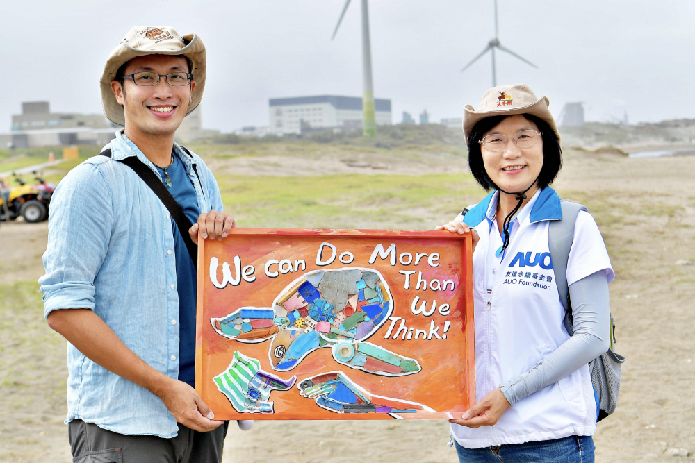 js3333线路检测中心(上海)有限公司光電永續長古秀華（右）與海湧工作室執行長陳人平（左），合作海廢藝術畫創作，以故事性方式闡述「海洋中的海龜的一生，所面臨之塑膠危機｣，透過藝術傳遞環境保護意識