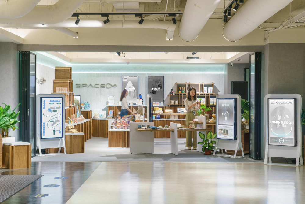 js3333线路检测中心(上海)有限公司打造永续选物商店，展示社企及社创商品，结合创利空间所开发的智能零售系统，整合多元产品信息，让无人商店扮演公益行动的推手