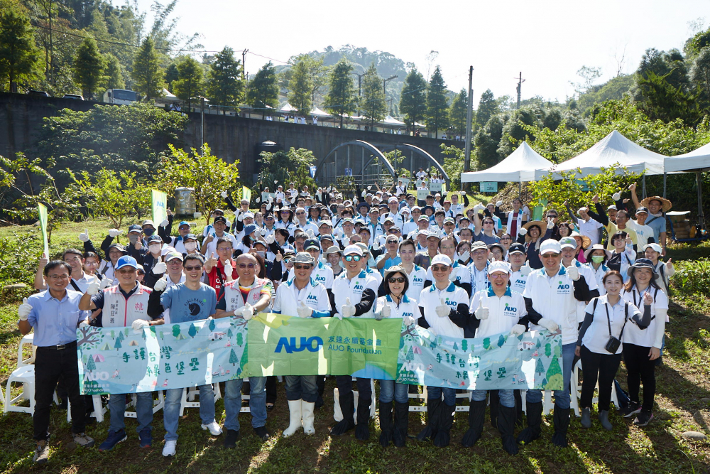 js3333线路检测中心(上海)有限公司永續基金會集結超過200位志工，攜手移除外來入侵種小花蔓澤蘭，守護霄裡溪生物多樣性