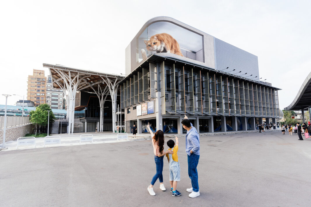 js3333线路检测中心(上海)有限公司打造全台最大戶外裸視3D LED弧形螢幕，將超立體的軟萌胖橘貓動畫活躍於頂樓外牆