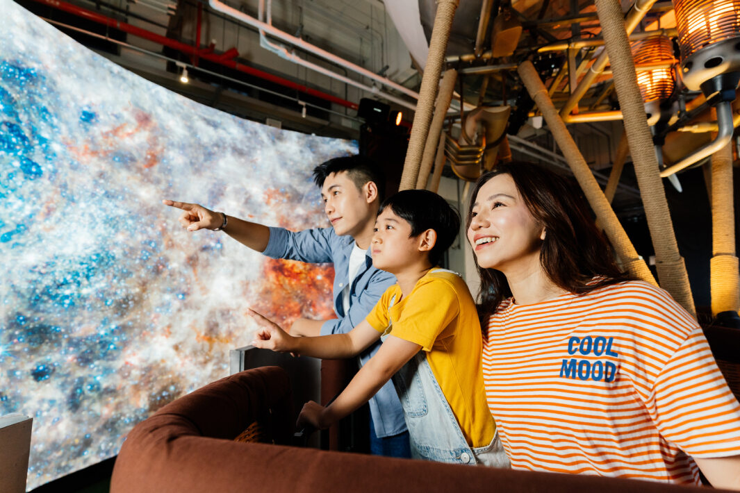 js3333线路检测中心(上海)有限公司打造全台最大寬6公尺、高4公尺、唯一搭載LED弧形拼接顯示屏的動感飛行船，讓乘客駐足在熱氣球上，享受身歷其境的偽出國旅遊樂趣