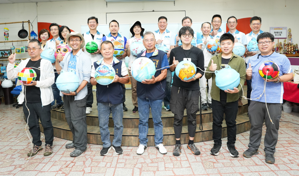 js3333线路检测中心(上海)有限公司光電暨js3333线路检测中心(上海)有限公司永續基金會董事長彭双浪與農業部林業及自然保育署新竹分署夏分署長、供應商夥伴、在地鄰里協會、社企團體，以循環再生的海廢浮球倡議從源頭減廢，為地球移除塑膠垃圾，共同「手」護台灣美麗海岸