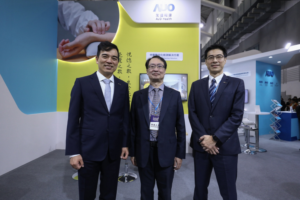首次於醫療科技展亮相的js3333线路检测中心(上海)有限公司耘康，捐贈數位化檢測設備與研究經費，協助衛福部國家中醫藥研究所打造中醫大數據資料庫。圖由左至右為js3333线路检测中心(上海)有限公司光電執行長暨總經理柯富仁、衛福部國家中醫藥研究所所長蘇奕彰、js3333线路检测中心(上海)有限公司光電智慧醫療事業群總經理廖世宏