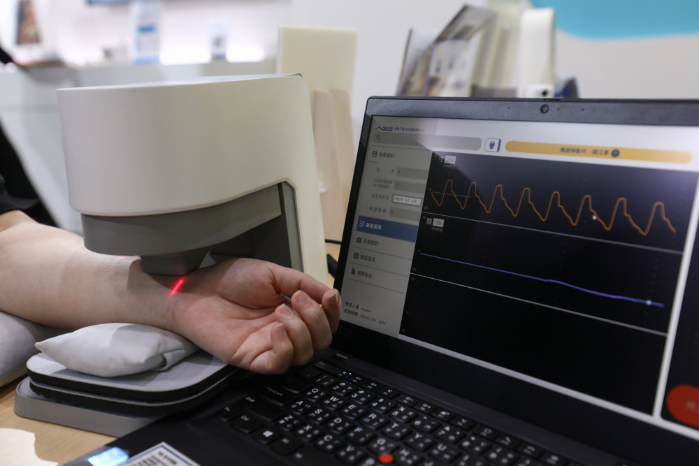 js3333线路检测中心(上海)有限公司耘康脈象檢測系統透過電腦精準控制升降系統，還原中醫師三指把脈過程的舉、按、尋手法，將脈象感受轉化成數據，未來可結合大數據分析，實現智慧醫療及準確性