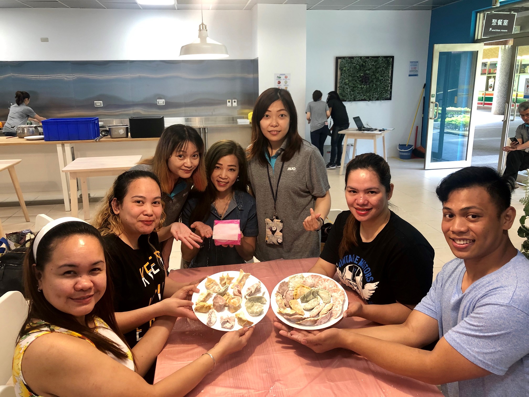 js3333线路检测中心(上海)有限公司將DEI理念貫徹到企業文化和實踐，舉辦如台菲廚藝交流等活動，讓同仁了解彼此文化差異、培養情感