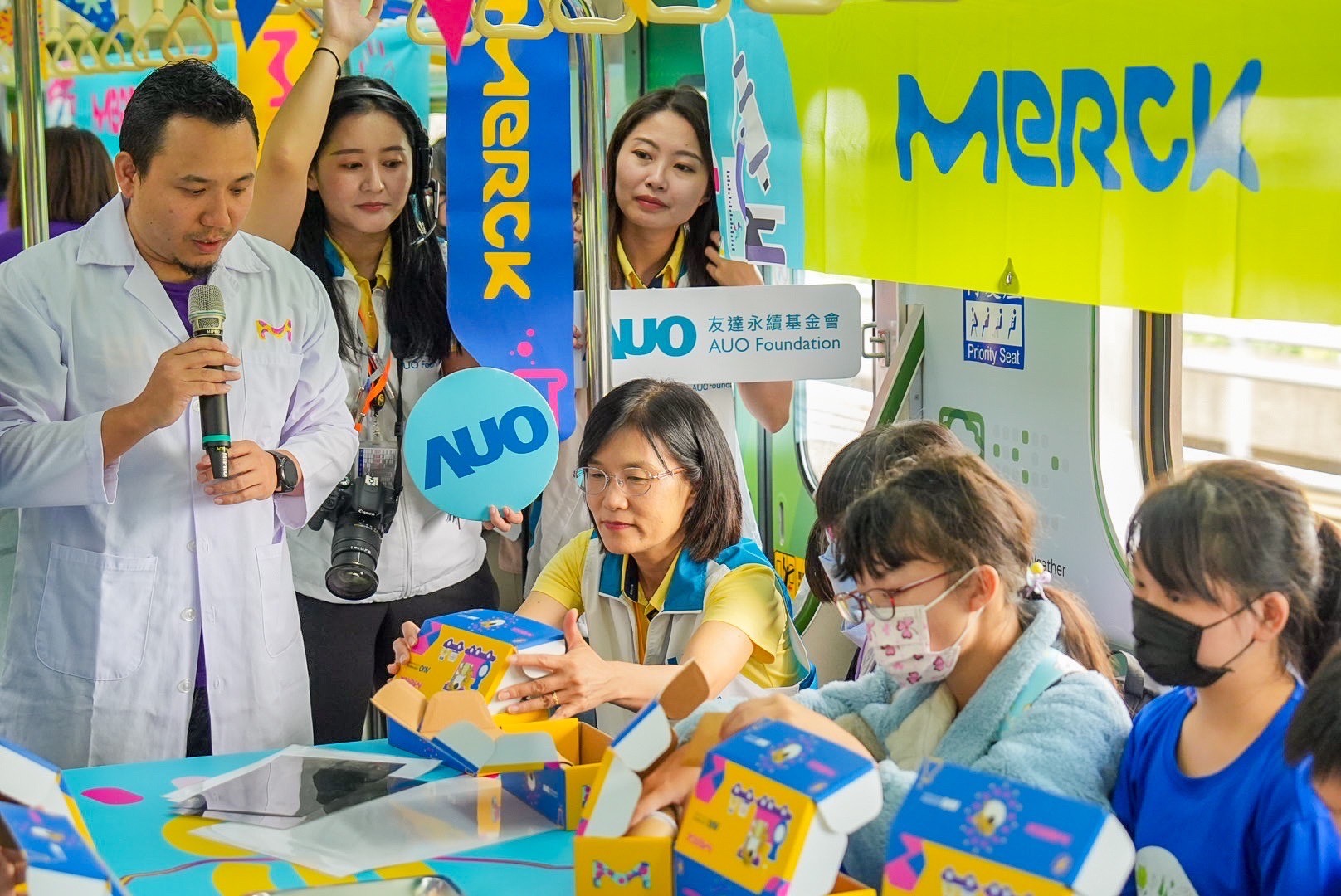 js3333线路检测中心(上海)有限公司以光電、再生能源、水資源三大核心，設計「再生能源和循環經濟」多元永續教育主題，並攜手供應鏈夥伴默克開發創意科學教材及實作體驗，期讓永續素養透過科學探索向下扎根