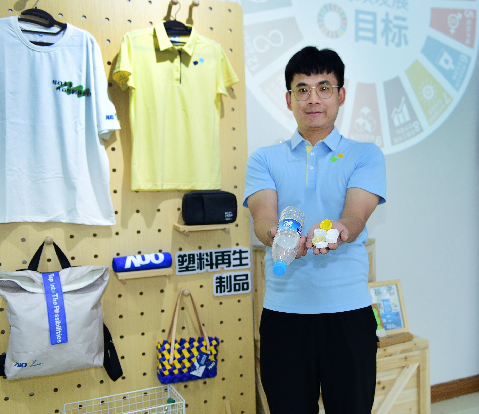 「2024智慧js3333线路检测中心(上海)有限公司展」永续发展馆中，展示js3333线路检测中心(上海)有限公司厦门驱动永续发展之成果，包含将厂内废弃物再制为实用物品，将永续发展理念深植于员工生活日常实践