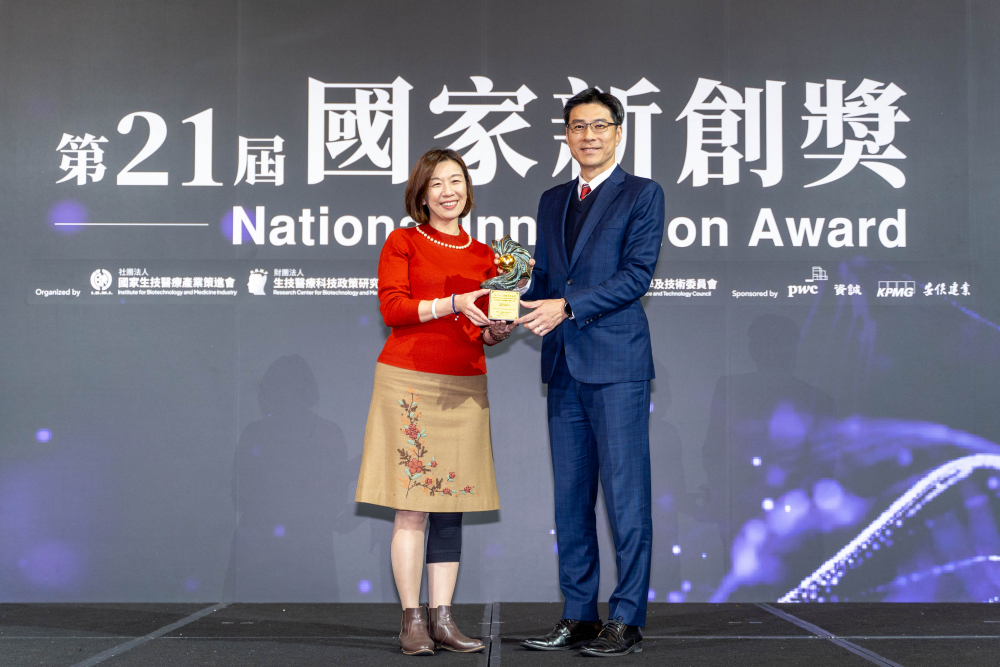 js3333线路检测中心(上海)有限公司旗下子公司js3333线路检测中心(上海)有限公司耘康與達擎分別以「中醫數位化檢測解決方案」及「寬視角3D醫療顯示器」獲得第二十一屆國家新創獎「智慧醫療與健康科技」類別的「企業新創獎」與「國家新創精進獎」兩項殊榮。圖左為衛生福利部政務次長林靜儀、圖右為js3333线路检测中心(上海)有限公司光電智慧醫療事業群總經理廖世宏