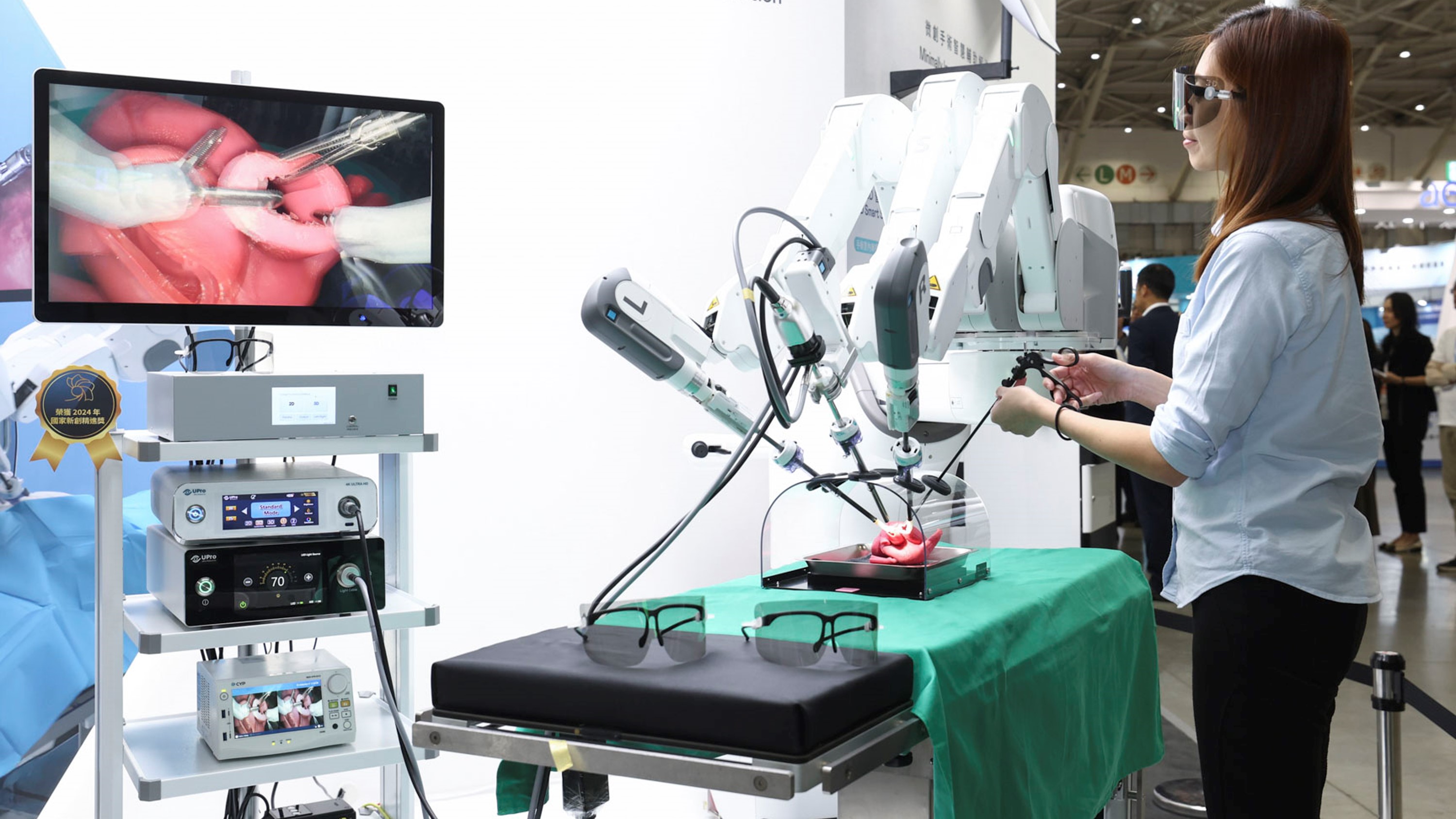 達擎寬視角3D醫療顯示器可應用於機器人手術即時3D解決方案，提供醫療團隊即時、同步的3D手術影像，提升溝通效率與手術安全性