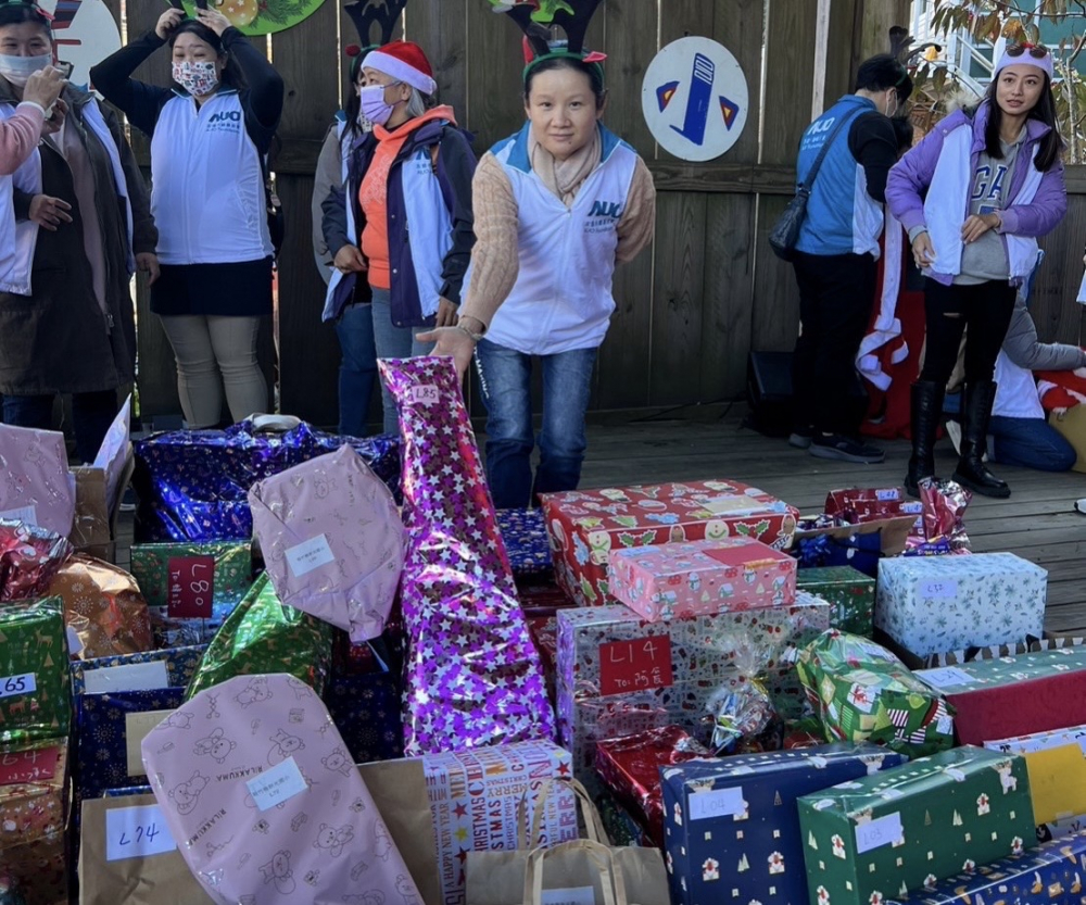 js3333线路检测中心(上海)有限公司永續基金會「圓夢列車」年年迴響熱烈，認捐同仁精心挑選禮物、巧手包裝，整理成隊後，將祝福一一打包送出